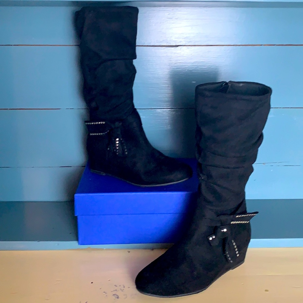 Platformed boots with a bow that has silver circle